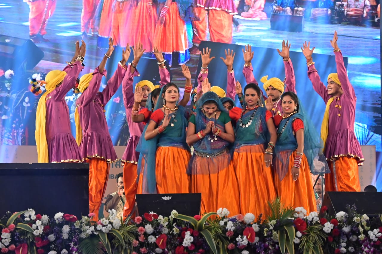 छत्तीसगढ़ी संस्कृति में किसी भी शुभ कार्य की शुरुआत अपने इष्ट देव की आराधना से होती है। उसी प्रकार मां सरस्वती के वंदन के साथ लोक रागिनी मंच से नृत्य की शानदार प्रस्तुति।