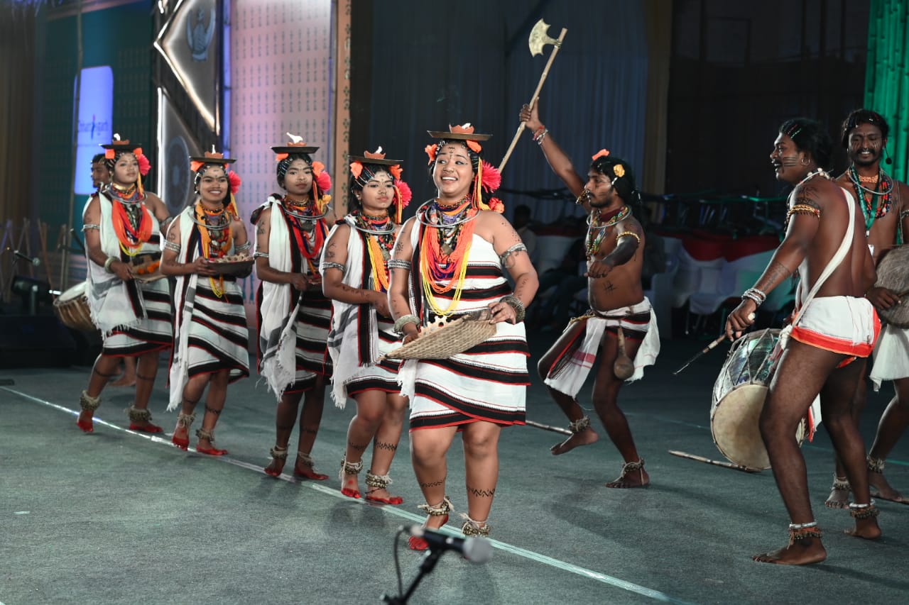 ढेमसा मध्य भारत-दक्षिणी ओडिशा के क्षेत्रों के आदिवासी लोगों का एक पारंपरिक लोक नृत्य है। जिसमें नर्तक एक दूसरे को कंधे और कमर पर पकड़कर और पारंपरिक वाद्ययंत्र की धुन पर नृत्य करके एक श्रृंखला बनाते हैं।