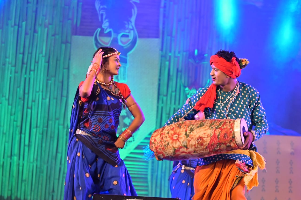 मादर की थाप पर करमा का मनोहारी दृश्य उत्पन्न करने वाला लोक रागिनी मंच की ओर से शानदार प्रस्तुतिकरण