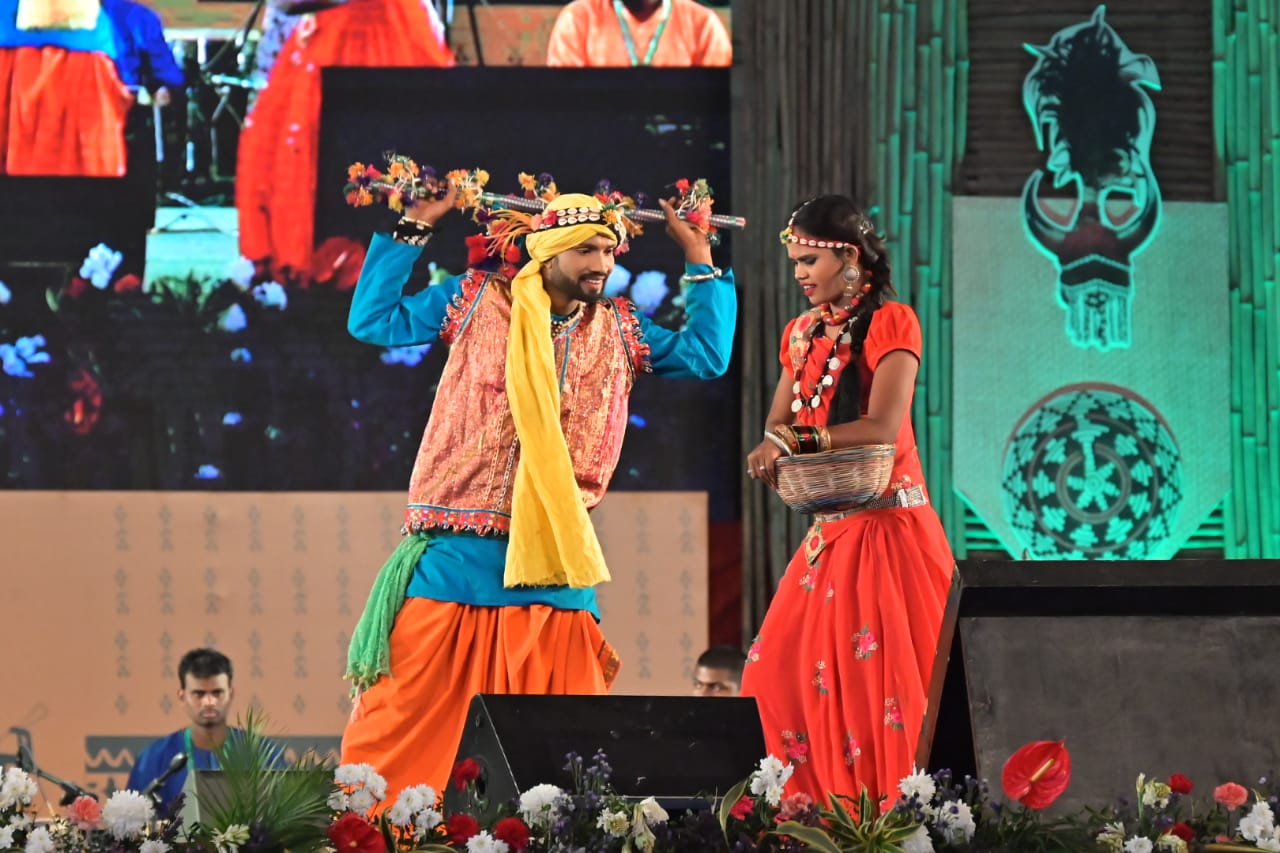 लोकगीतों की रानी ददरिया का सुंदर प्रस्तुतिकरण। ददरिया गीतों के माध्यम से प्रेमपूर्ण संदेशों को पहुँचाया जाता है।