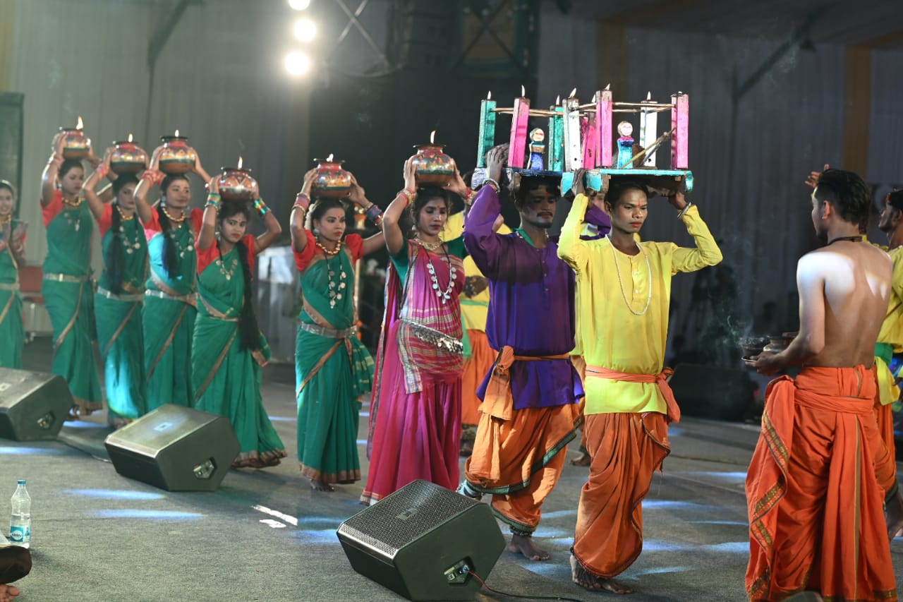 छत्तीसगढ़ की हरियाली हरेली पर आधारित नृत्य जिसमें किसान बहुत उम्मीद के साथ आषाढ़ के शुरुआत की बारिश को देखकर अपने खेतों में बीज रोपाई का काम शुरू करते हैं।