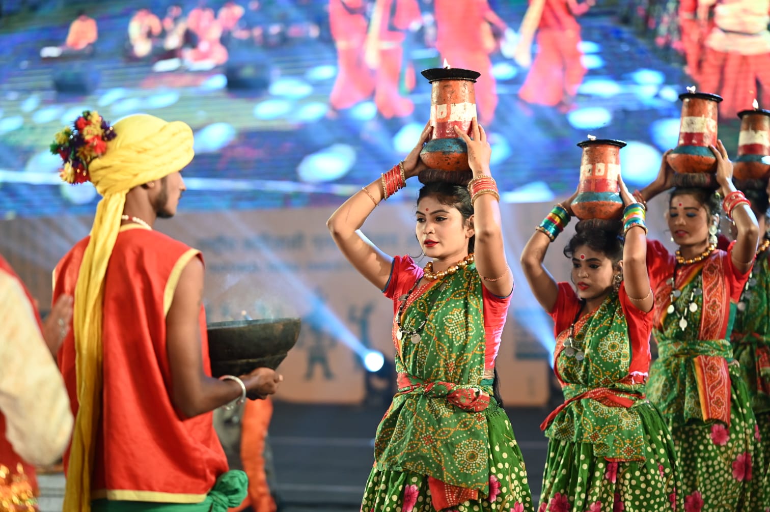 त्तीसगढ़ी गीतों के संगम जिसमें सुआ नृत्य, रिलो, रेला, राउत नाचा आदि अनेक गीत समहित है उसकी सुंदर प्रस्तुति की शुरुआत मां देवी सरस्वती की आराधना से की जा रही है।