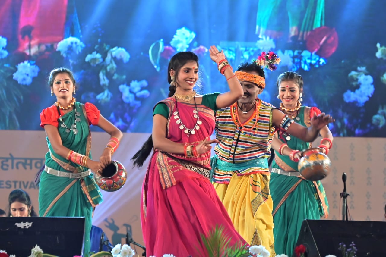 छत्तीसगढ़ी गीतों के संगम जिसमें सुआ नृत्य, रिलो, रेला, राउत नाचा आदि अनेक गीत समहित है उसकी सुंदर प्रस्तुति की शुरुआत मां देवी सरस्वती की आराधना से की जा रही है।