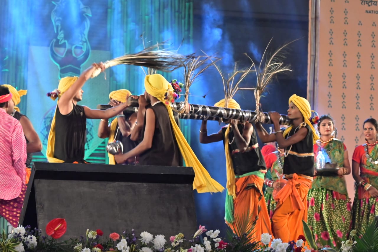 सुदूर जंगल में आदिवासी ससांस्कृतिक छटा की, नृत्य के माध्यम से अद्भुत प्रस्तुति माँ दंतेश्वरी बूढ़ादेव की आराधना के साथ।