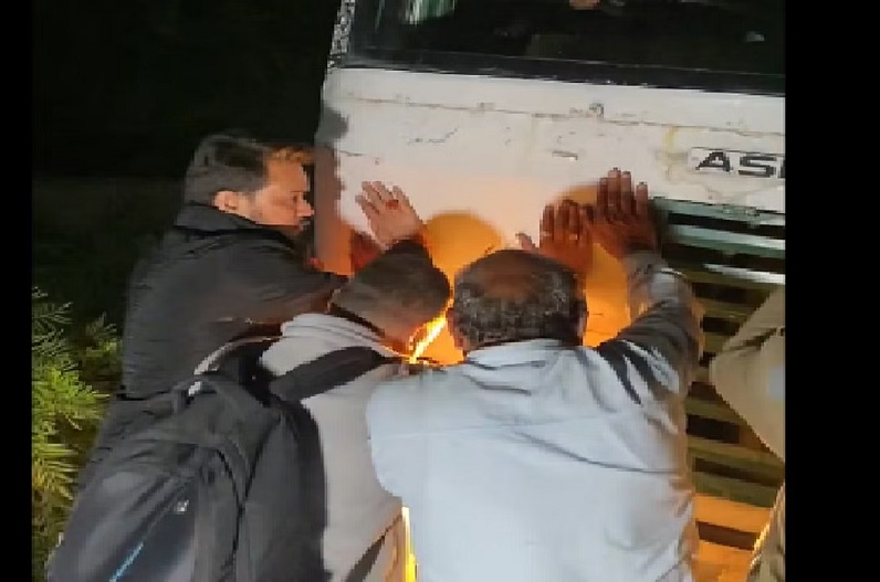 Anurag Thakur pushing bus