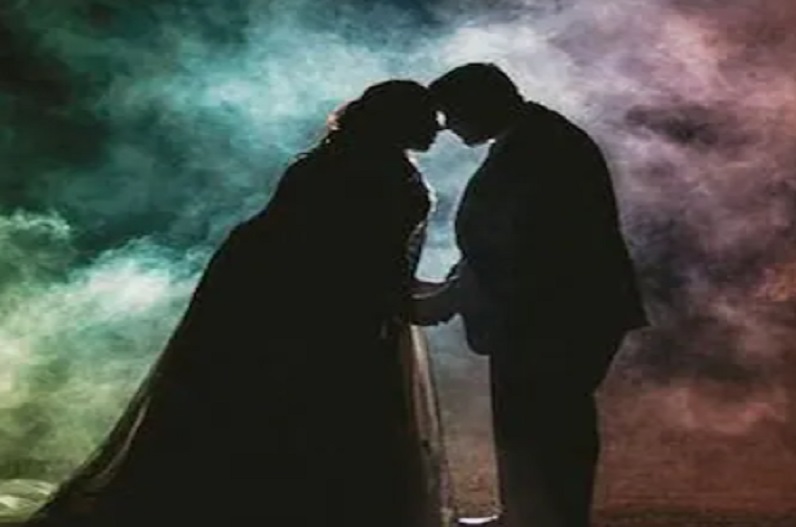 शादी के मंडप में बदला श्मशान घाट, शव वाहन में आई दुल्हन, वेडिंग को अनोखा बनाने के लिए कपल ने किया ये काम