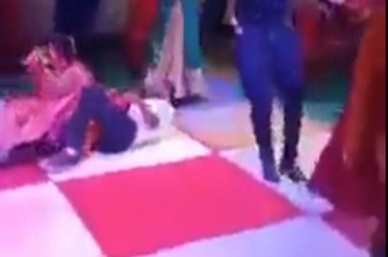 भाभी को खुश करने से पहले ही ढेर हो गए भैया! दबकर रह गए पत्नी के नीचे, देखिए वीडियो