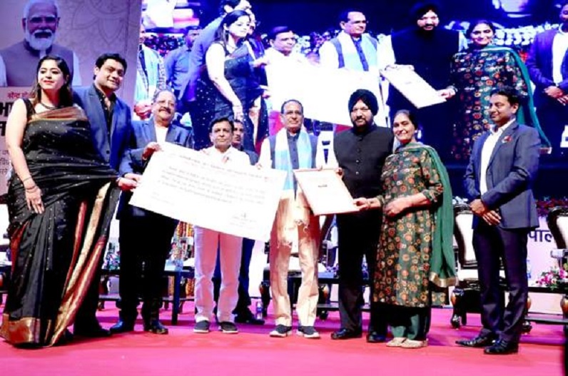 सबसे ज्यादा टैक्स देने वाले व्यवसायियों को मिला ‘भामाशाह अवॉर्ड’, CM शिवराज ने किया सम्मानित