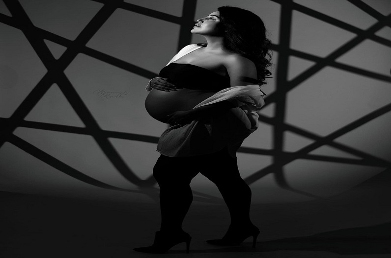 प्रेग्नेंसी में सेमी न्यूड हुई ये मशहूर अभिनेत्री, सोशल मीडिया पर वायरल हुआ वीडियो