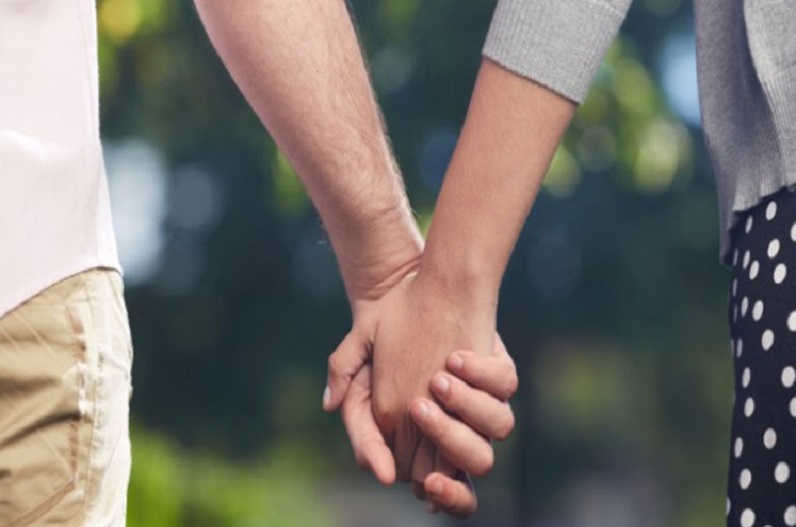 15 साल के स्टूडेंट के प्यार में पागल हुई महिला टीचर, पहले फोन पर की एडल्ट टॉक, फिर कई बार बनाया शारीरिक संबंध