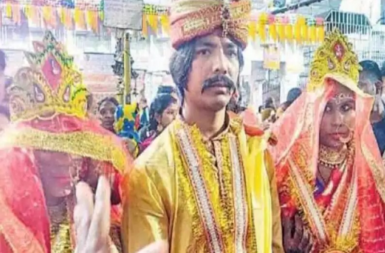 दो युवतियों के साथ Live in Relationship में रह रहा था युवक, अब एक ही मंडप में दोनों के साथ रचाई शादी, दहेज में मिले बच्चे!