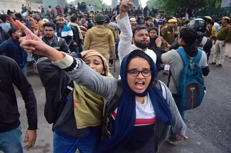 लड़कियों ने किया अनोखा विरोध प्रदर्शन, खुद को नहीं रोक पाए DM साहब, तुरंत मौके पर पहुंचे, जानें क्या है माजरा