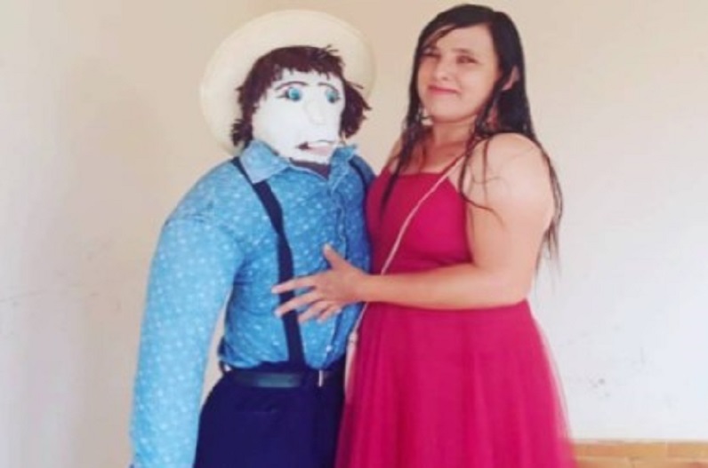 कपड़े के गुड्डे से महिला ने रचाई शादी, फिर किया बच्चा होने का दावा, हैरान कर देगा ये मामला