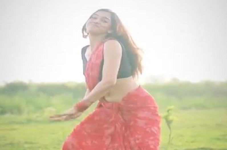 Desi bhabhi rocking red saree