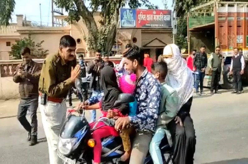 बाइक में बीवी—बच्चों समेत सवार थे 5 लोग, हाथ जोड़ आगे खड़ा हुआ ट्रैफिक का जवान, कह दी बड़ी बात