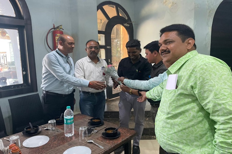 छत्तीसगढ़: संभागीय कार्यालय का अफसर बनकर पहुंचा युवक, कर्मचा​रियों जमकर किया स्वागत, पता चली सच्चाई तो उड़ गए होश