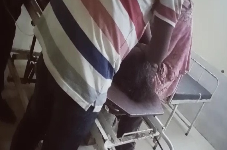 डॉक्टर बना हैवान! अस्पताल में जाकर मरीजों पर बरसाए थप्पड़, महिला के साथ किया ऐसा काम, जानकर खौल उठेगा खून