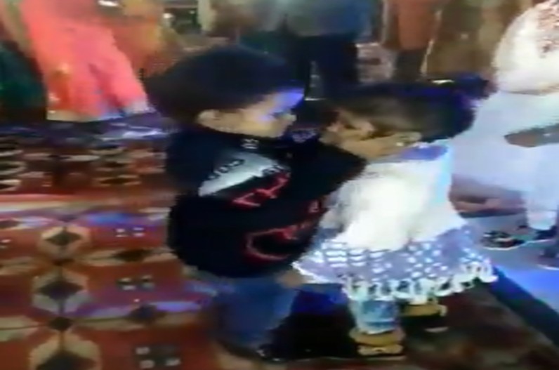 Wedding Viral Video शादी में आए छोटे बच्चों ने कर डाला कांड! वीडियो देख यूजर्स ने लिखा…”ऐसी भीड़ में ये किया ..तो अकेले में क्या करेगा”…देखें वीडियो