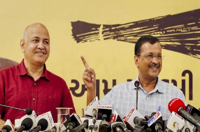 Delhi Liquor Policy Case: चार्जशीट में नाम न होने पर केजरीवाल और सिसोदिया ने केंद्र पर साधा निशाना, कहा- ‘800 अफसर लगाए फिर भी नहीं मिला घोटाला…’