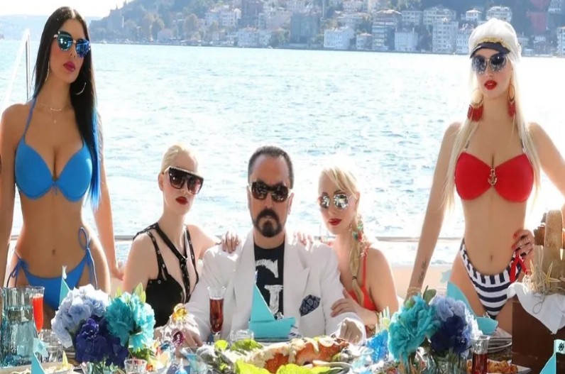 जिस्म का पुजारी है ये इस्लामिक धर्मगुरु, घिरा रहता है न्यूड लड़कियों से, आश्रम में मिली हजारों गर्भ निरोधक गोली