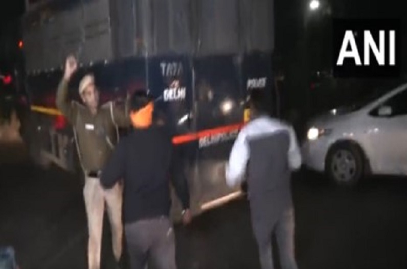 Police van carrying accused Aftab Poonawala attacked