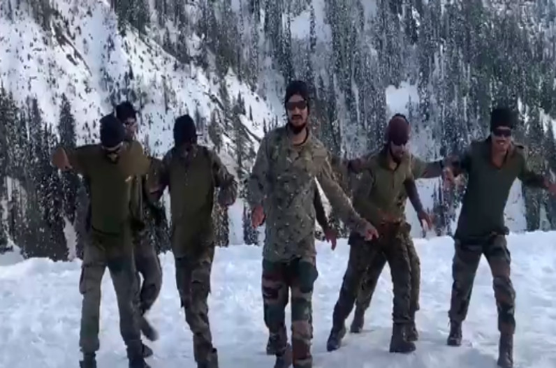Indian soldier dance on famous bollywood song kala chasma
