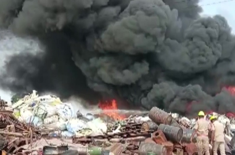कबाड़ गोदाम में लगी भीषण आग, लाखों के सामान जलकर खाक…