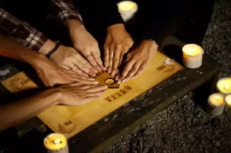 स्कूल के बाहर 11 बच्चों की मौत! खेल रहे थे भूतों से बात करने वाला ‘ओइजा बोर्ड गेम’, टीचर हैरान