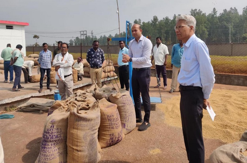 धान खरीदी केंद्र पहुंचे कलेक्टर डॉ सर्वेश्वर भुरे, निरीक्षण कर लिया व्यवस्था का जायजा