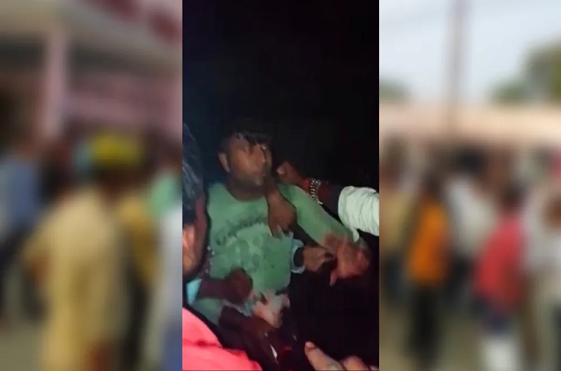 GF के साथ रंगरलियां मना रहा था सिपाही, लोगों ने VIDEO बनाकर कर दिया वायरल