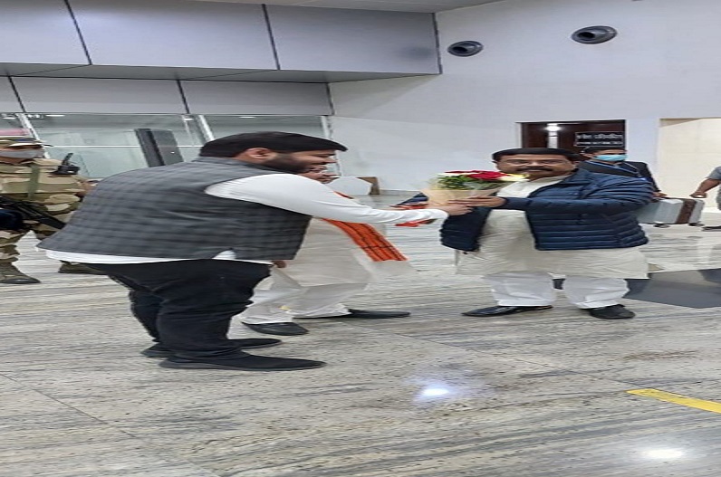 Dharmendra Pradhan: माना एयरपोर्ट पहुंचे केंद्रीय मंत्री धर्मेंद्र प्रधान, बीजेपी नेताओं ने गर्मजोशी के साथ किया स्वागत