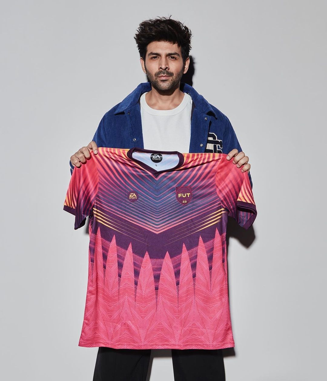 कार्तिक ने बताया था की उनकी मम्मी को ऑनस्क्रीन किस करने से परेशानी है और इसीलिए वो भी फिल्म में ऐसे सीन से बचते हैं। खुद कार्तिक भी किसिंग सीन को लेकर बहुत सहज नहीं थे। एक्टर ने बताया किसिंग सीन देखकर मेरी मां रो पड़ी थी और नानी तो नाराज हो गई।