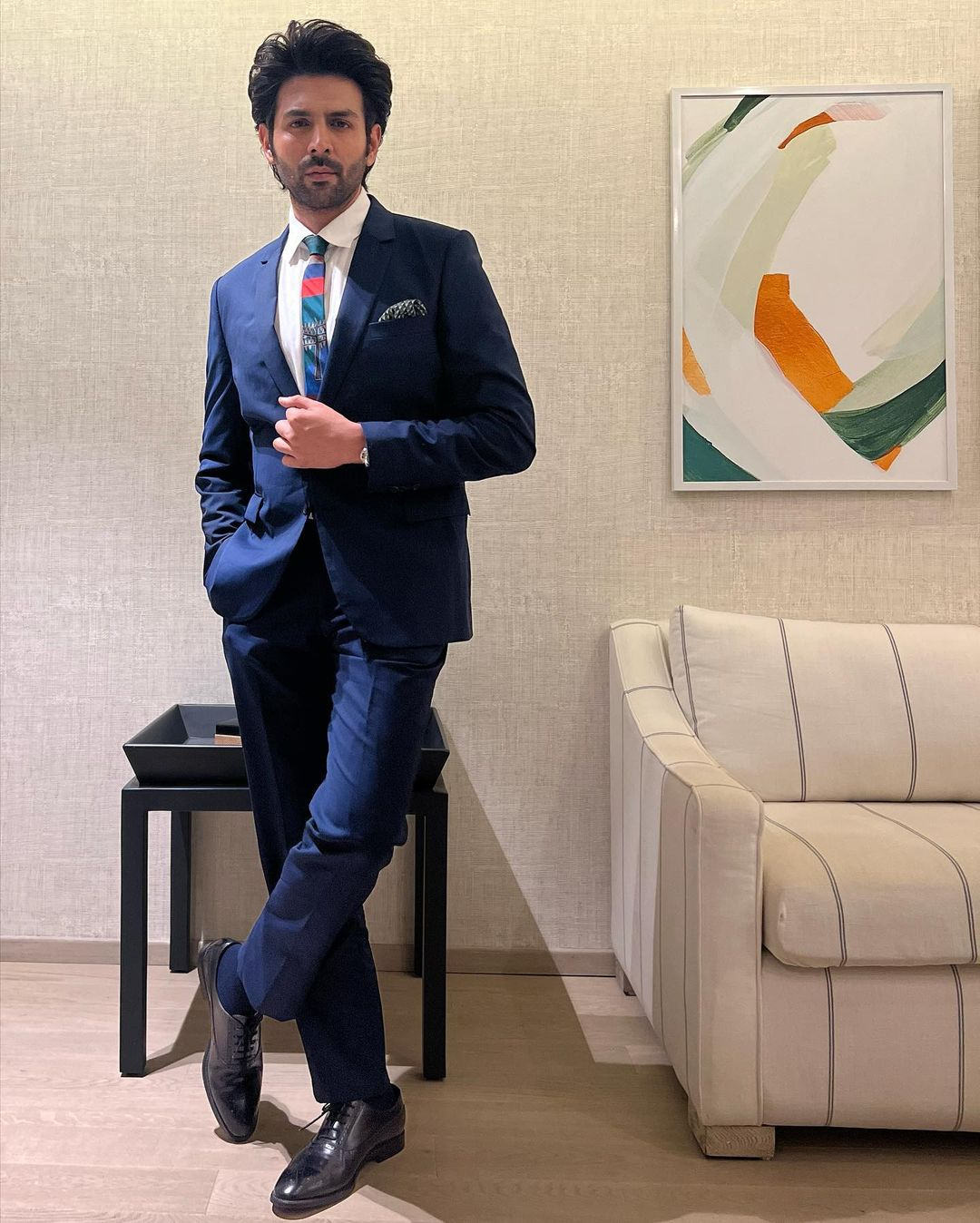 कार्तिक अब एक फिल्म के लिए करीब 35 से 40 करोड़ रुपए चार्ज करते हैं। वो हर महीने लगभग 50 लाख रुपए तक कमा लेते हैं।