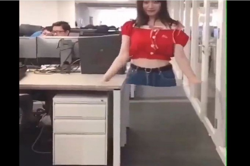 पलक झपकते गायब हुई लड़की, ‘लेडी मिस्टर इंडिया’ का वीडियो देख लोगों ने कहा – ये क्या था भाई..!