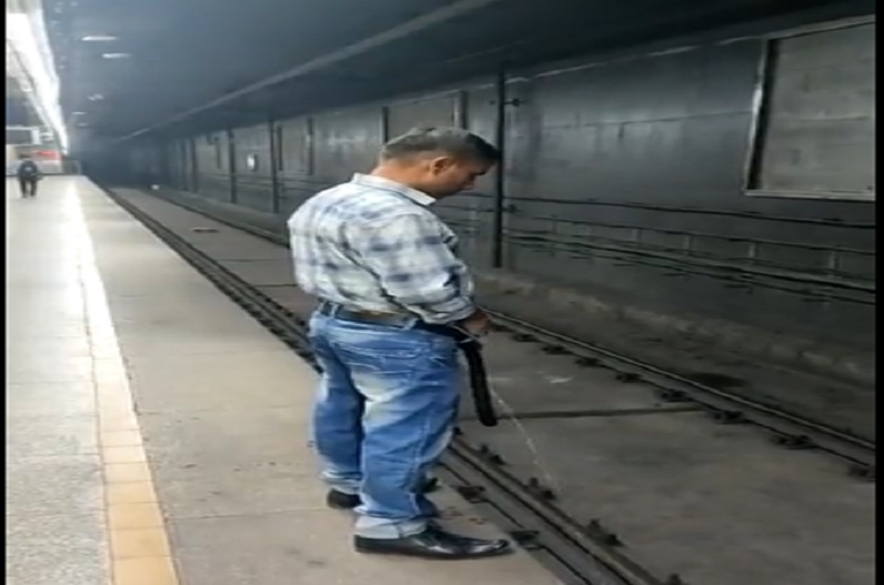 स्टेशन में खुलेआम गंदी हरकत कर रहा था शख्स, तेजी से वायरल हो रहा है वीडियो