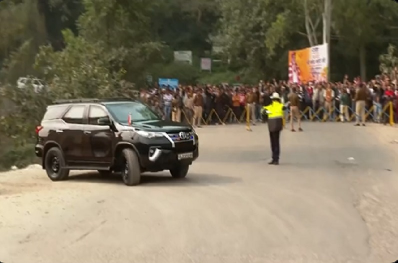 PM Modi stopped his convoy