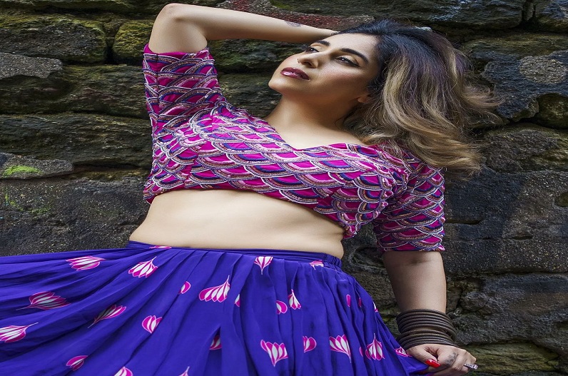 सिंगर नेहा भसीन ने टेबल पर चढ़कर किया बोल्ड डांस, वीडियो देख उड़ जाएंगे आपके भी होश