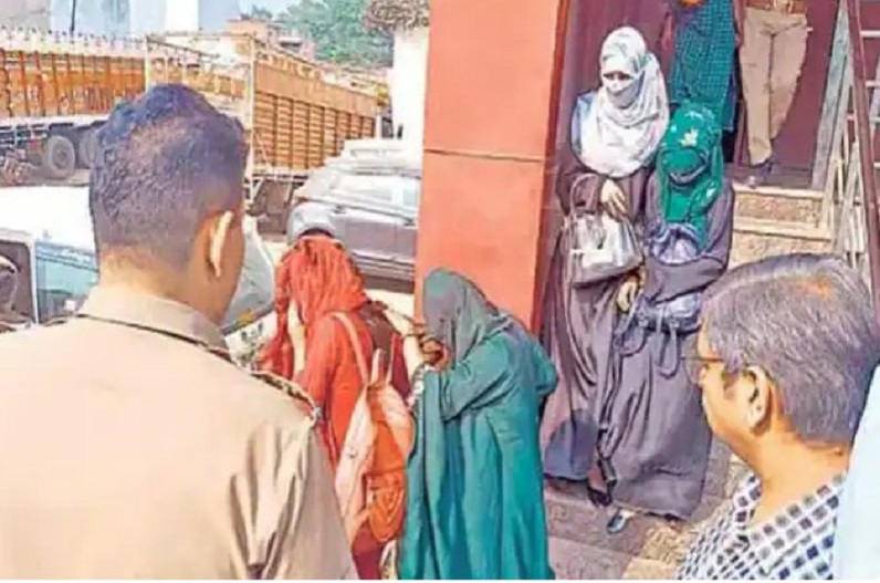 स्कूल-कॉलेज बंक कर हो रही थी मौज मस्ती, OYO होटल में आपत्तिजनक हालत में पकड़ाए 14 युवक-युवतियां