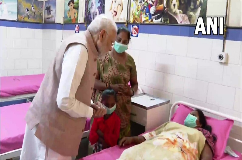 घायलों से मिलने अस्पताल पहुंचे पीएम मोदी, घायलों से की मुलाकात