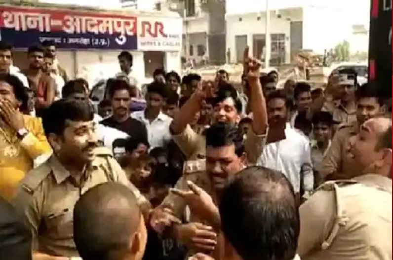 थाने के अंदर डीजे की धुन पर जमकर थिरके पुलिसकर्मी, कोई ‘नागिन’ बना तो कोई सपेरा, वीडियो वायरल
