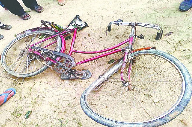 दर्दनाक हादसा: डंपर ने साइकिल सवार छात्रा को रौंदा, मौके पर ही मौत, आक्रोशित छात्राओं ने किया प्रदर्शन