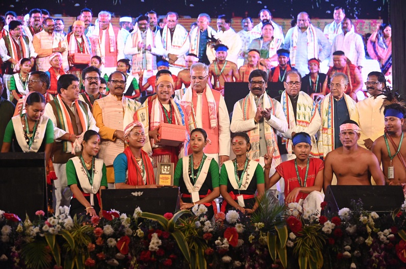 राष्ट्रीय आदिवासी नृत्य महोत्सव का समापन, मुख्यअतिथि हेमंत सोरेन बोले- छत्तीसगढ़ में हो रहा आदिवासी, दलित और पिछड़े लोगों को आगे बढ़ाने का काम