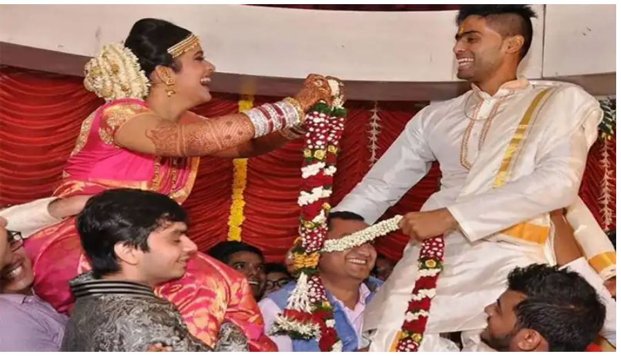 सूर्या की पत्नी को ही अपनी ताकत मानते हैं। देविशा भी पूरे धैर्य के साथ अपने पति के साथ कदम-कदम पर खड़ी रहीं हैं। सूर्य कुमार को टीम इंडिया में जगह बनाने में समय लगा, लेकिन उनकी पत्नी ने कभी उनका मनोबल टूटने नहीं दिया।