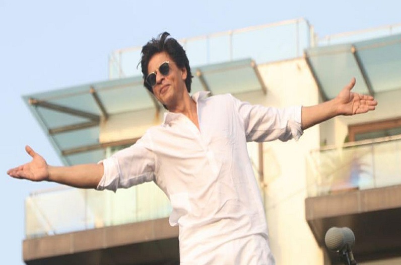 कहीं नहीं देखा होगा ऐसा Stardom , आधी रात को King Khan को देखने प्रशंसको की लगी भीड़…