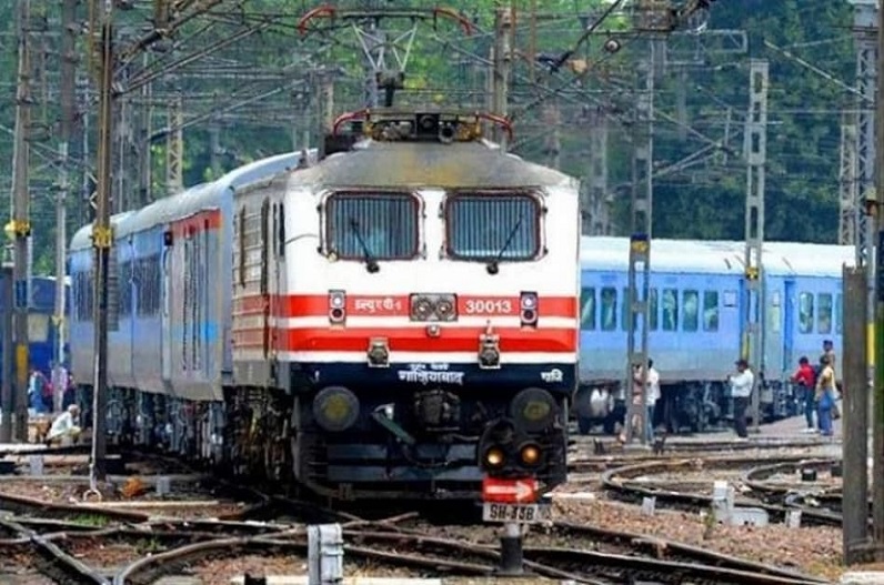 BHOPAL NEWS : होली पर यात्रियों के लिए बड़ी खुशखबरी! इस रूट पर चलेंगी 8 स्पेशन ट्रेनें, यहां देखें सूची