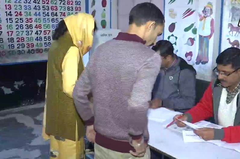हिमाचल प्रदेश के 68 विधानसभा सीटो के लिए मतदान शुरु, देखे तस्वीरें…