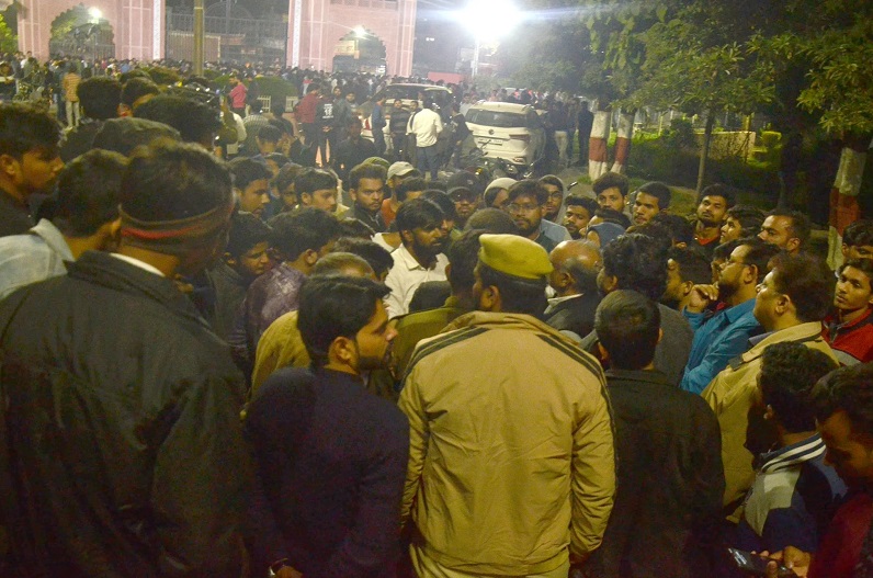 क्रिकेट मैच के दौरान मारपीट, मैदान में लात-घूंसों की बरसात, एक की हालत गंभीर…