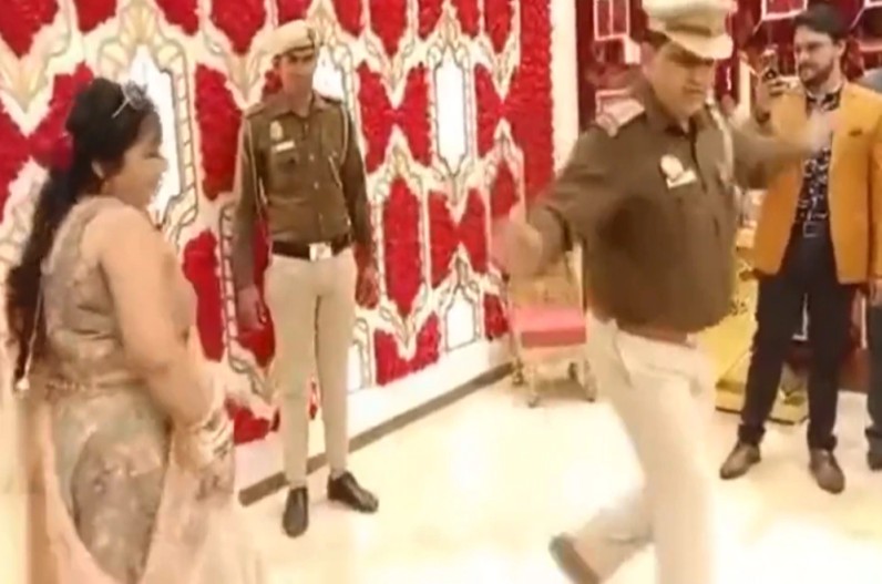 ‘मेरा बालम थानेदार, चलावे जिप्सी…’ गाने पर दरोगा साहब ने पत्नी संग किया शानदार डांस, बेटी की सगाई में लगाए चार चांद, वीडियो वायरल