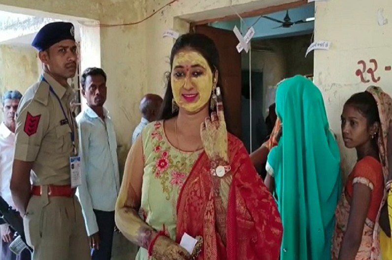 Bride arrives to vote in Gujarat Election 2022