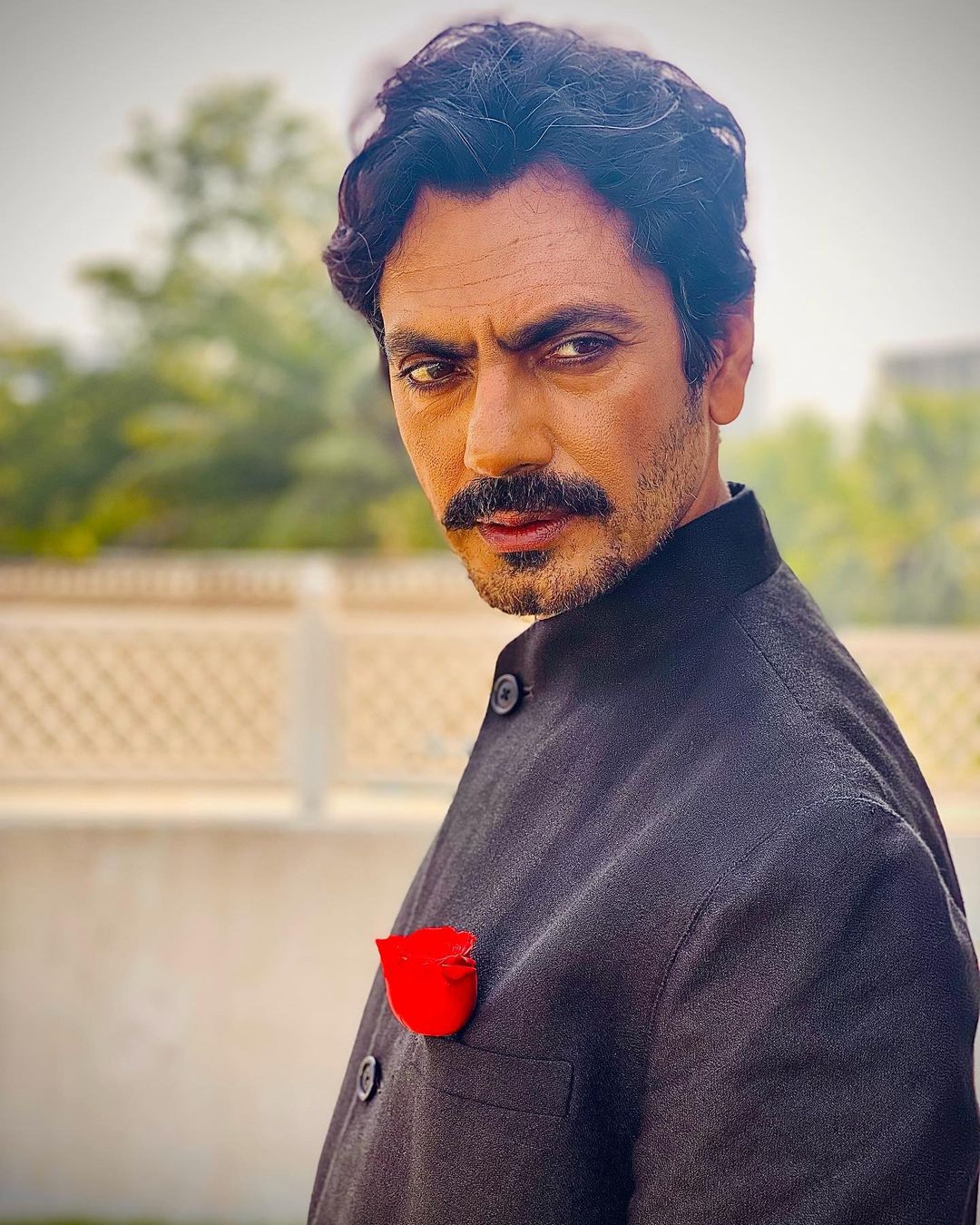 नवाज़ुद्दीन सिद्दीकी नें हिंदी सिनेमा में अपने दमदार अभिनय से एक अलग पहचान बना ली है, उनके किरदार हमेशा दर्शकों के बीच अपनी छाप छोड़ने में कामयाब होते हैं, फिलहाल एक्टर अपनी अपकमिंग फिल्म हड्डी को लेकर चर्चा में हैं जिसमें वह एक ट्रांसजेडर महिला बने नजर आएंगे।